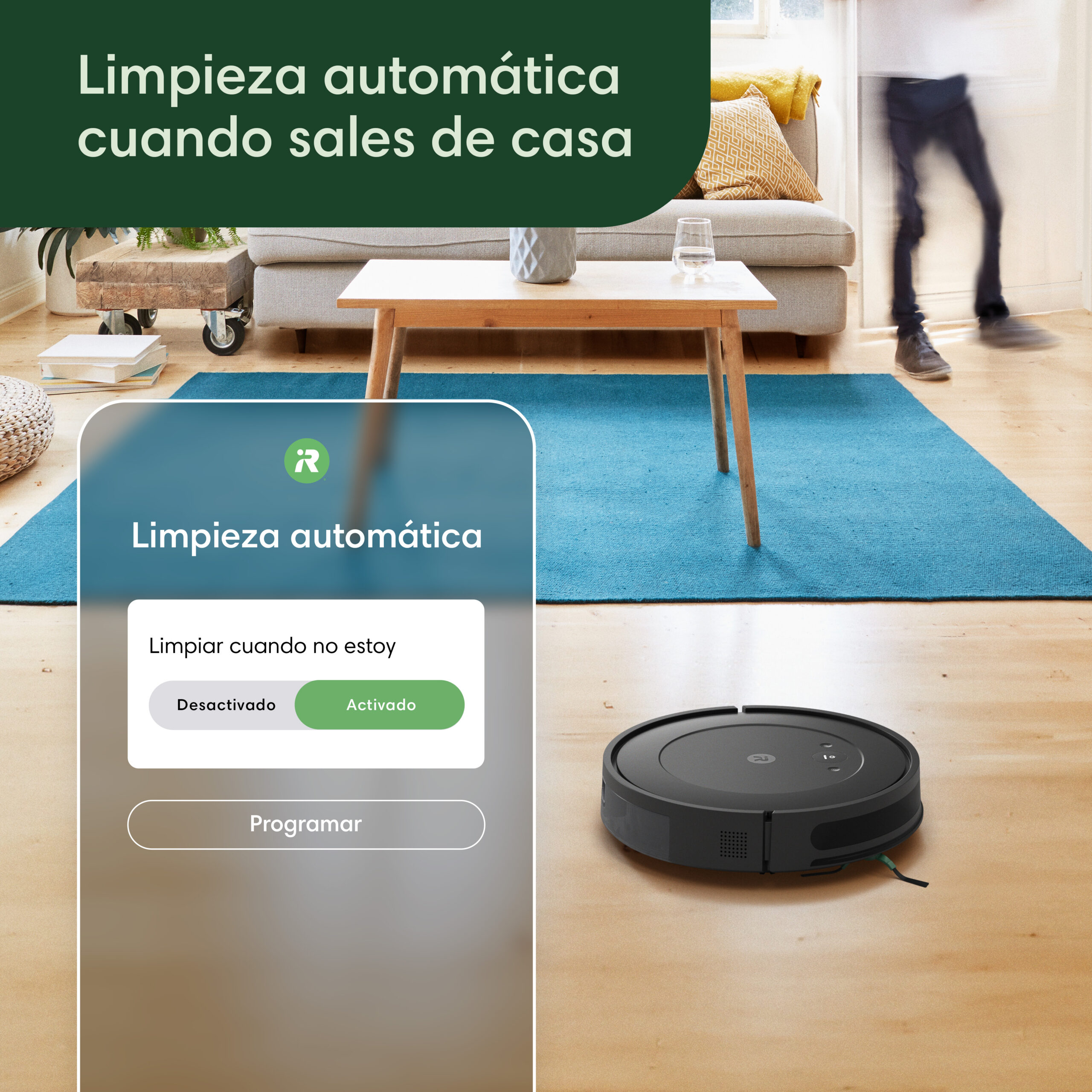 Roomba_Vac_Essential_Black_Photo_Lifestyle_LivingRoom_Man_CleanWhileAway_Caption_Overlay_4000x4000_es-LA-scaled